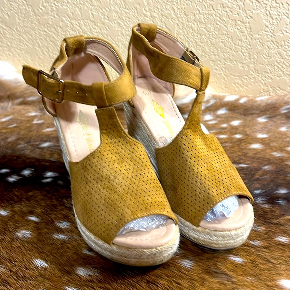 Rust ultra suede wedge sandel 3.5 inch size 5